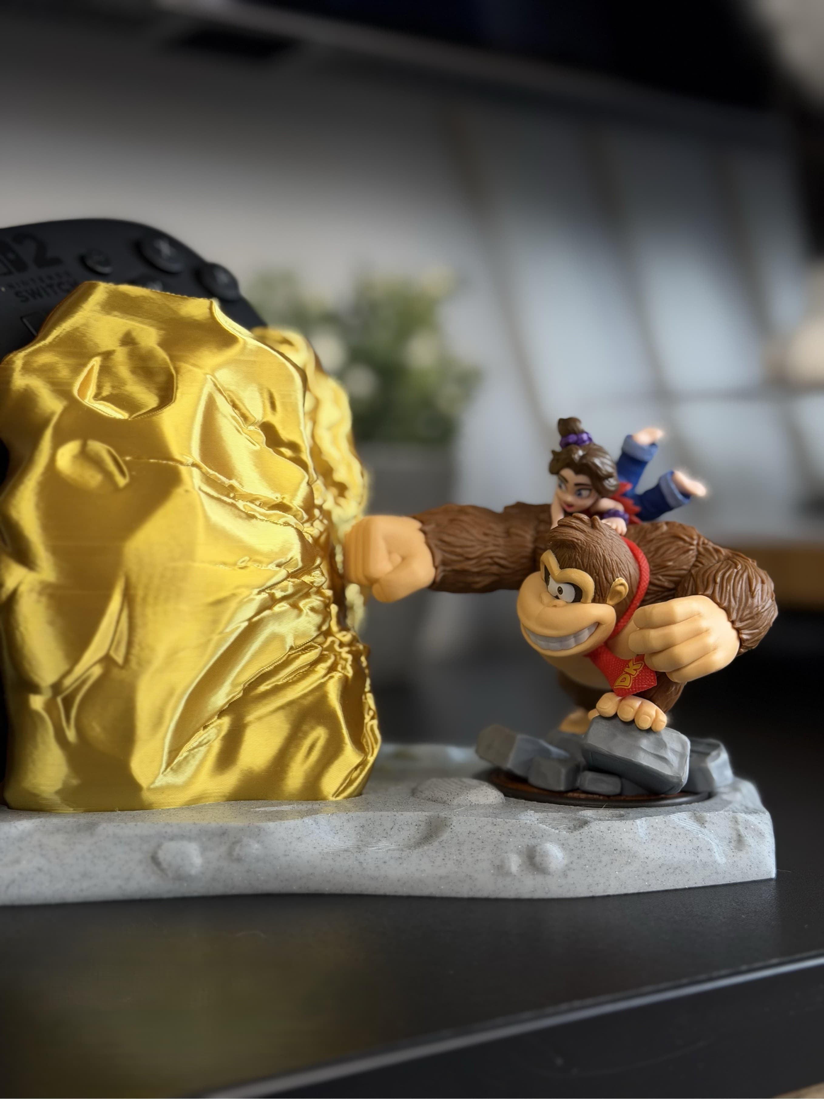 Gold Nugget Controller Stand - Donkey Kong Edition (Amiibo & Pro Controller Holder)