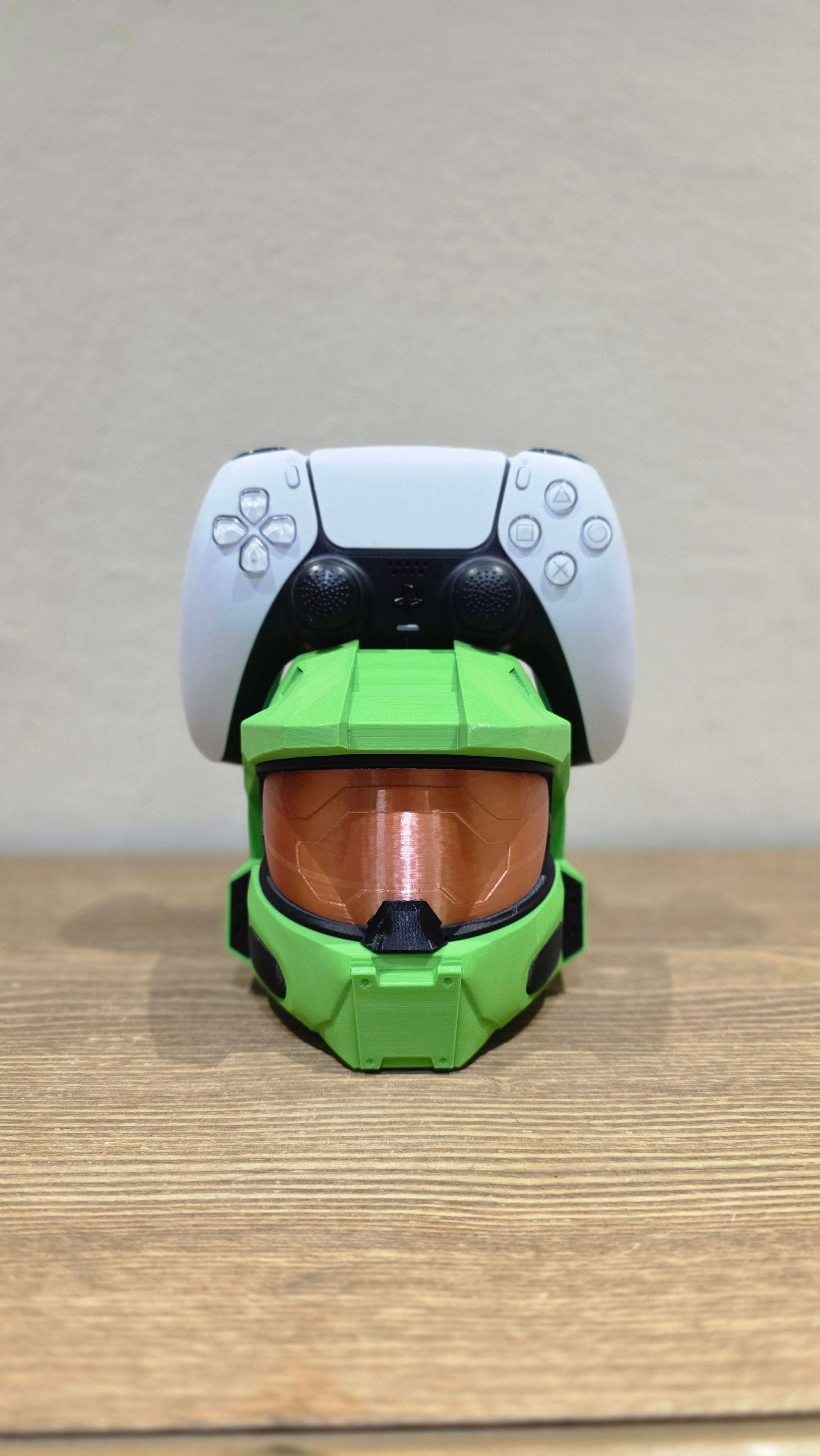Halo Master Chief Controller Stand – Xbox & PS5 Holder – Spartan Gaming Desk Decor