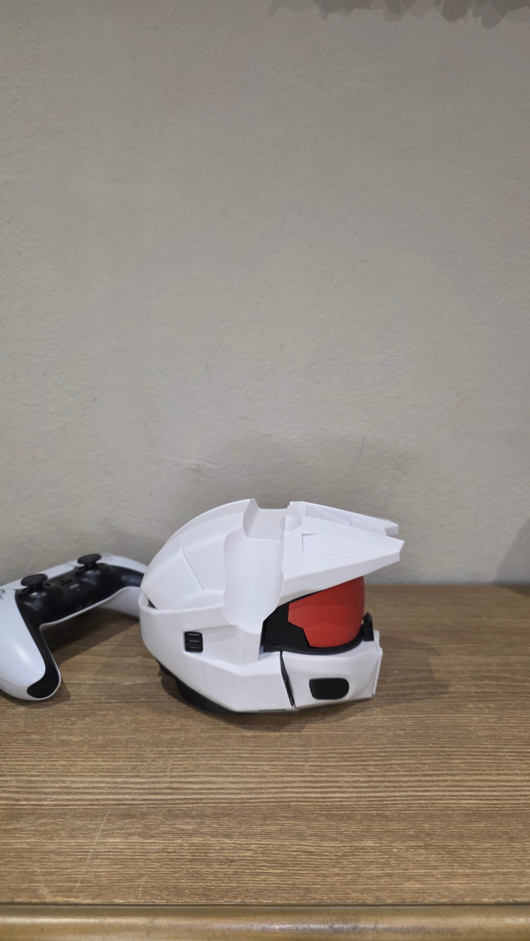 Halo Master Chief Controller Stand – Xbox & PS5 Holder – Spartan Gaming Desk Decor