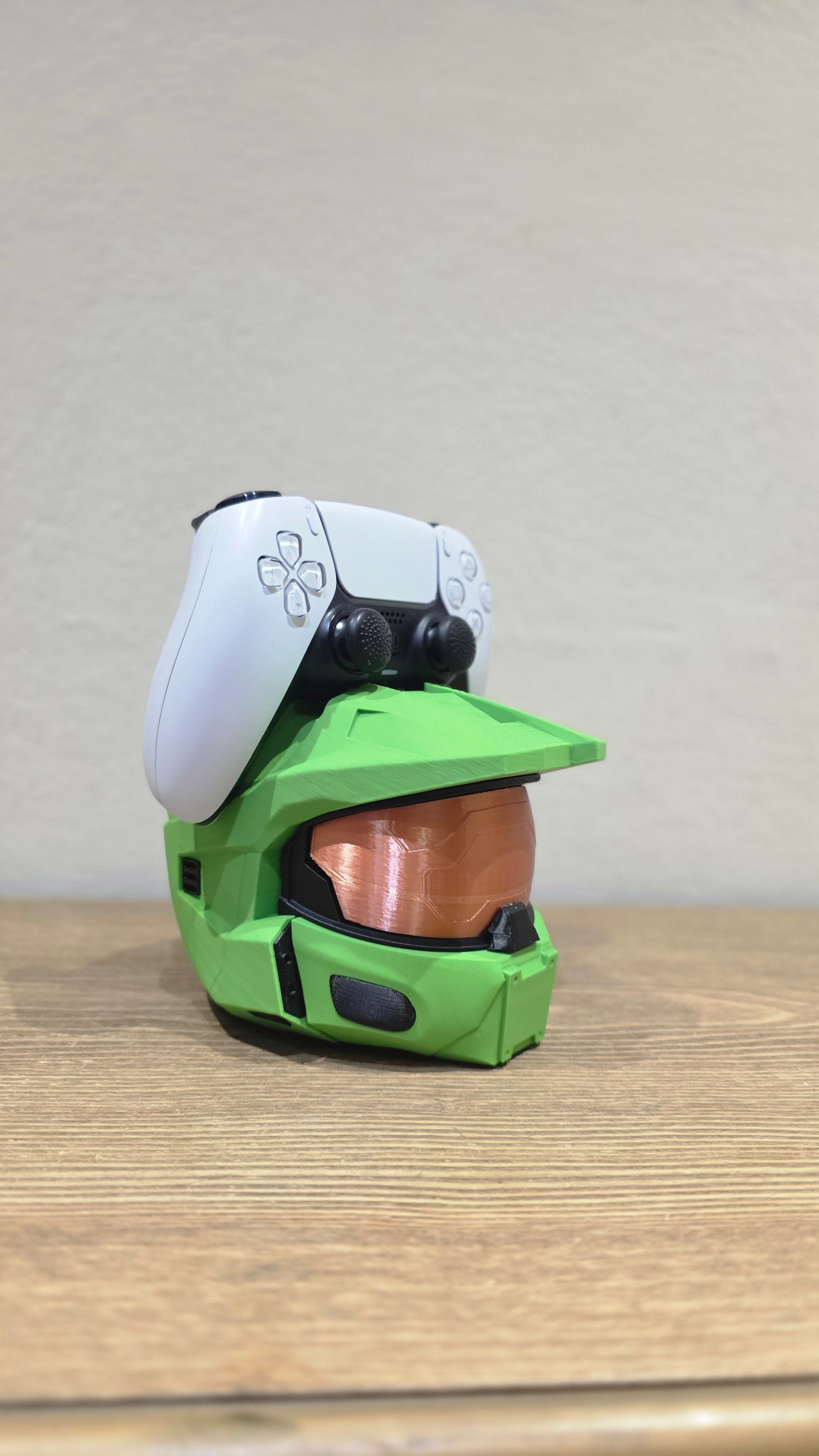 Halo Master Chief Controller Stand – Xbox & PS5 Holder – Spartan Gaming Desk Decor