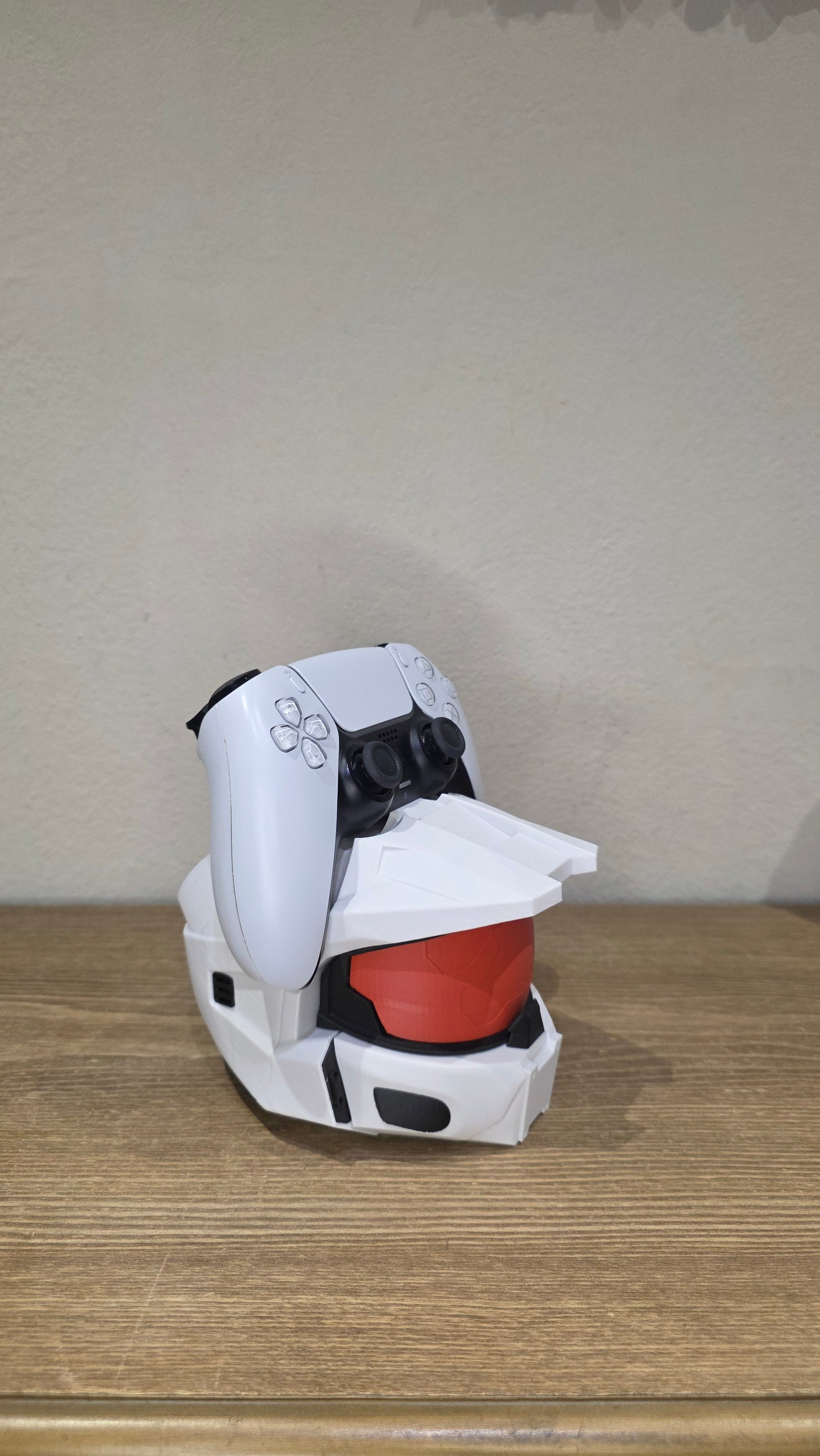 Halo Master Chief Controller Stand – Xbox & PS5 Holder – Spartan Gaming Desk Decor