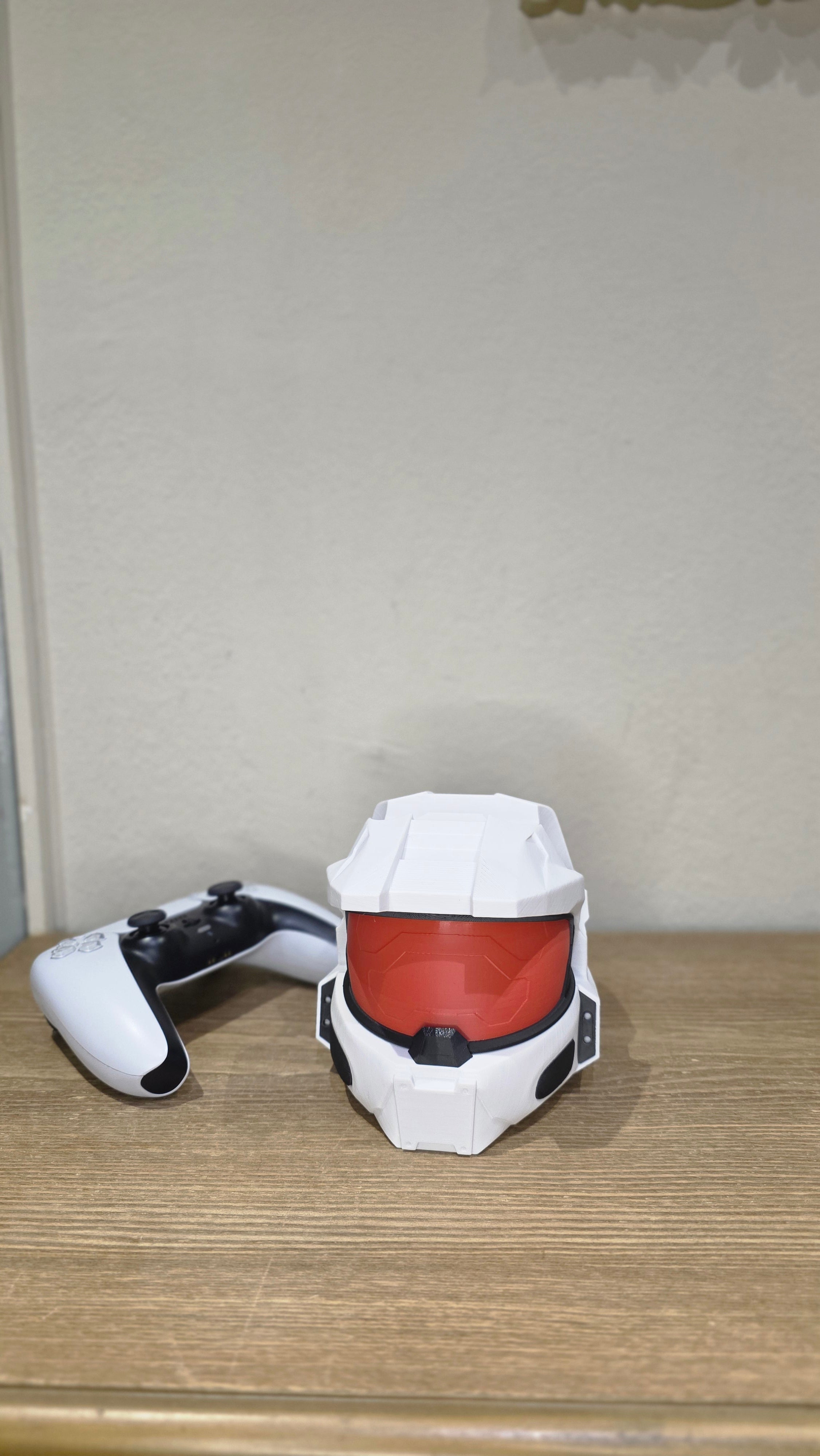 Halo Master Chief Controller Stand – Xbox & PS5 Holder – Spartan Gaming Desk Decor