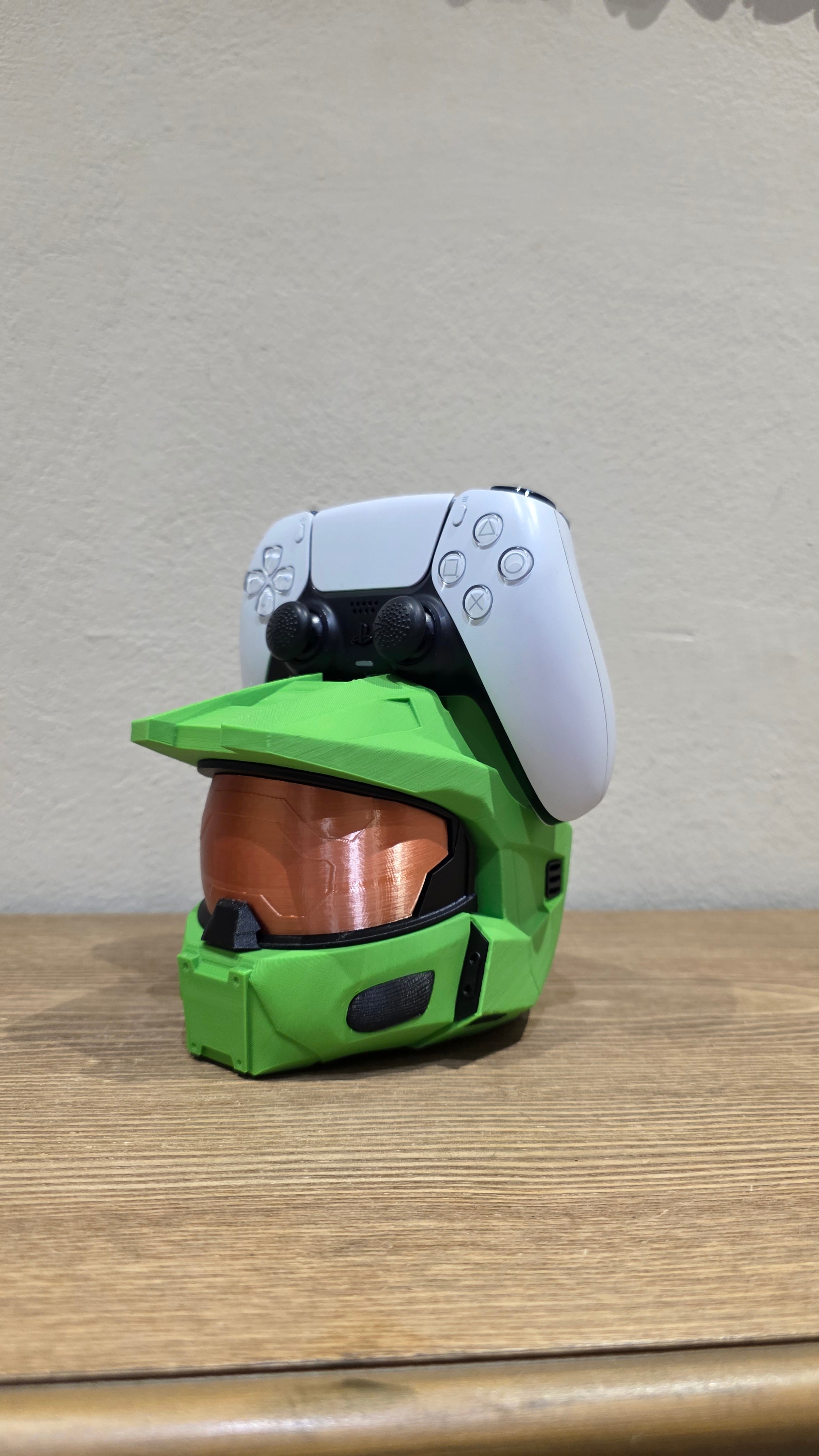 Halo Master Chief Controller Stand – Xbox & PS5 Holder – Spartan Gaming Desk Decor